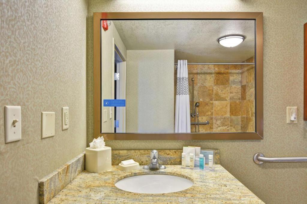 Hampton Inn And Suites New Hartford/Utica מראה חיצוני תמונה